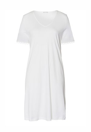 Witte korte mouw jurk met een V-hals, gemaakt van zachte stof. Heeft een gegolfde rand op de mouwen en een relaxte pasvorm.