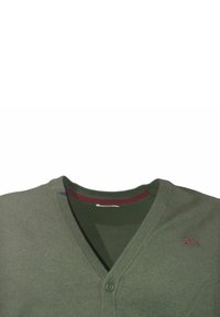 Grüne Strickjacke mit V-Ausschnitt, zwei Knöpfen und einem weinroten Akzent an der Innenseite des Kragens. Verfügt über ein kleines gesticktes Logo auf der linken Brust.