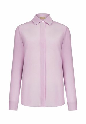 Jasnoróżowa, długorękawowa bluzka na guziki z ukrytymi guzikami i klasycznym kołnierzem, prezentowana na białym tle.