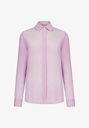 Jasnoróżowa, długorękawowa bluzka na guziki z ukrytymi guzikami i klasycznym kołnierzem, prezentowana na białym tle.