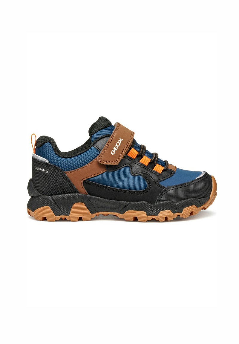 Sneaker per bambini blu e neri con dettagli marroni, lacci arancioni e una chiusura in velcro. Suola in gomma con battistrada testurizzato per una migliore aderenza.