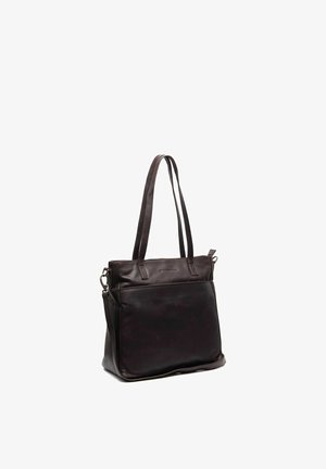 Donkerbruine leren shopper met twee schouderbanden en een groot voorvak, rechtopstaand op een witte achtergrond.