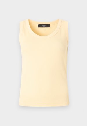 Débardeur en maille côtelée sans manches de couleur jaune pâle avec col rond et étiquette de marque noire à l'intérieur du col.