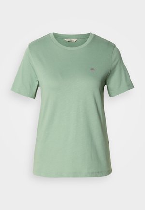 Lysegrønn t-skjorte med kort erme laget av myk bomull. Rund hals og en liten brodert logo på venstre bryst. Jevn tekstur.