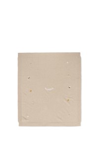 Coperta in maglia beige con bordi a coste, decorata con api ricamate, una foglia e stelle, con la parola "nanán" in un carattere bianco curvo.