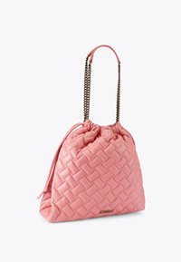 Roze geweven leren handtas met een zachte textuur, trekkoordsluiting en een tweekleurige kettingband voor schouder- of handvervoer.