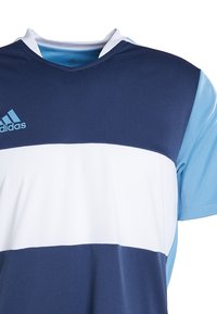 Mörkblå och ljusblå Adidas sporttröja med v-ringning, korta ärmar och horisontella ränder i vitt och mörkblått. Lättviktsmaterial.