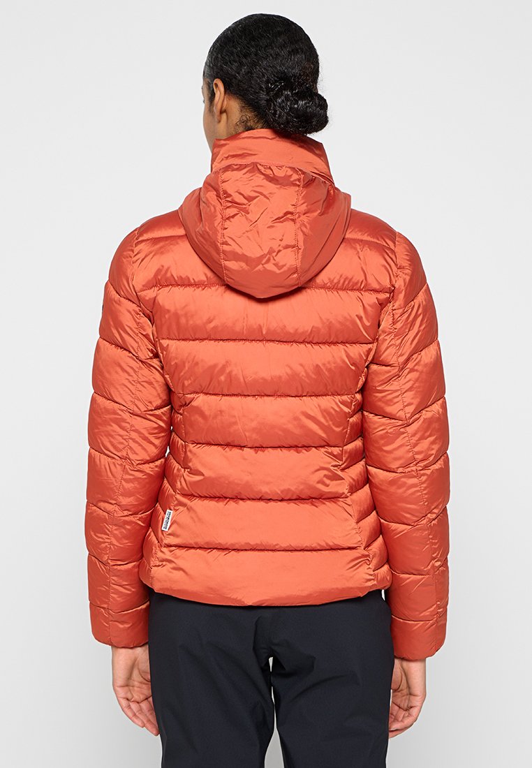Padded Jacke in leuchtendem Orange, mit Kapuze, horizontalem Steppmuster und glatter, glänzender Stoffoberfläche.