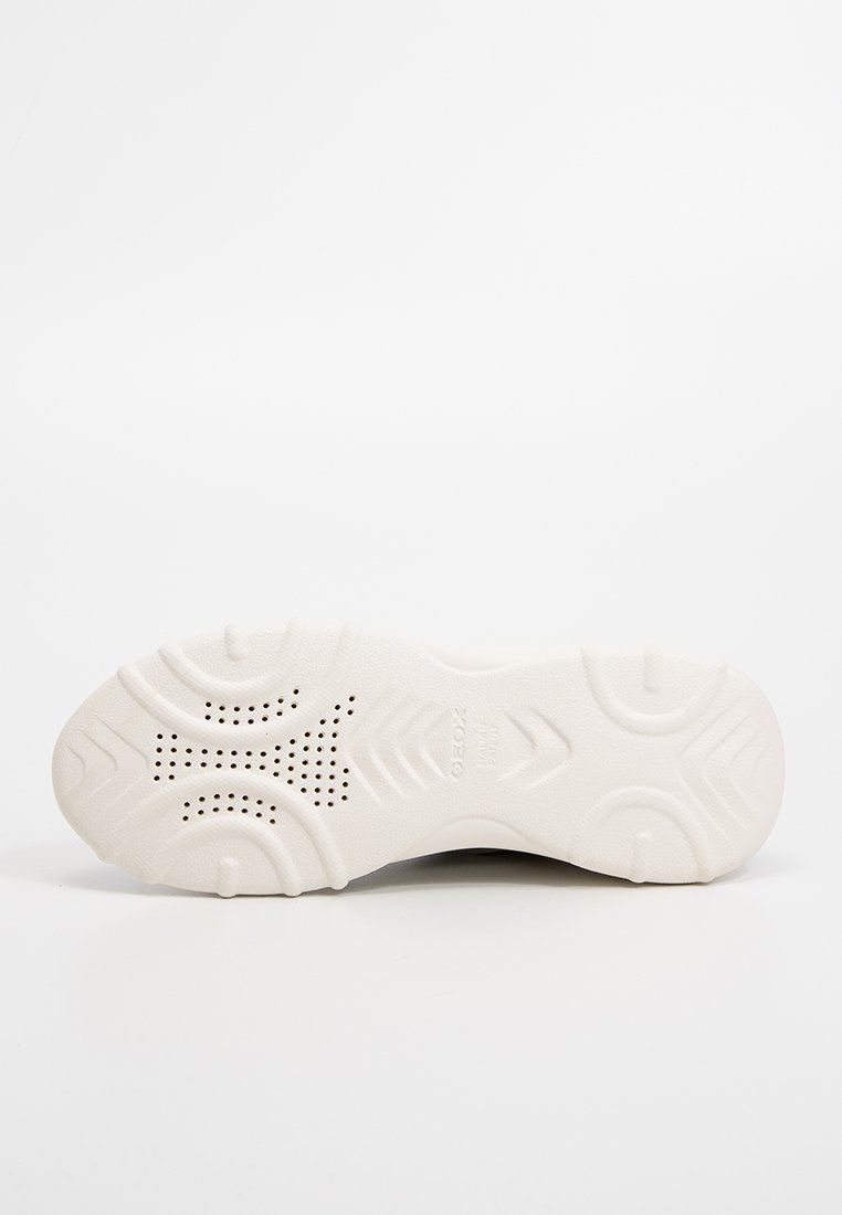 Semelle de sneaker blanche avec un motif texturé et des trous de ventilation. Fabriquée en caoutchouc, elle présente des rainures profilées pour l'adhérence et le soutien.