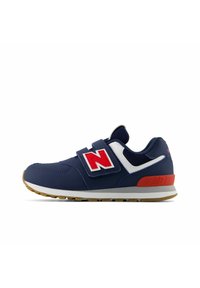 Zapatilla deportiva azul marino con parte superior sintética, correa de velcro y un logo rojo. Presenta un acento blanco, suela gris claro y suela de goma.