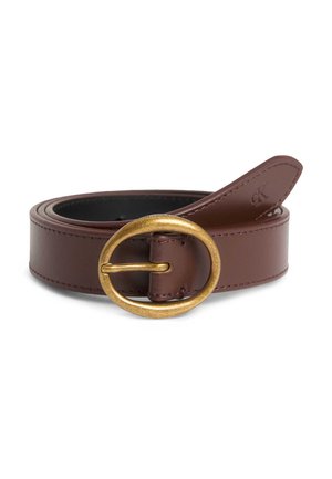 Ceinture en cuir marron enroulée avec une boucle ovale en laiton, ornée des initiales embossées "cK" près de l'extrémité.