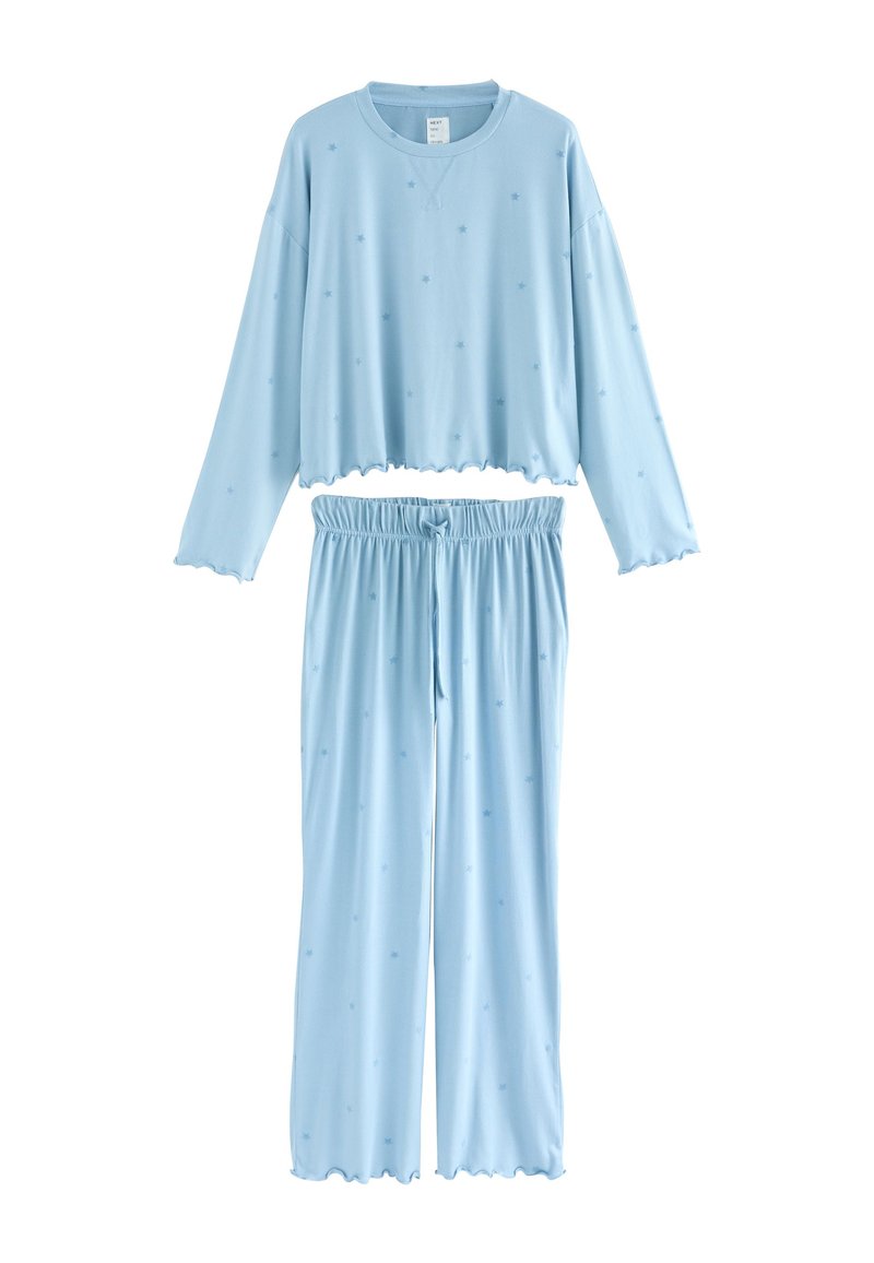 Lyseblåt pyjamasæt lavet af blødt stof. Indeholder en crop-top med bølgede kanter og matchende bukser med elastisk taljebånd og sløjfe.