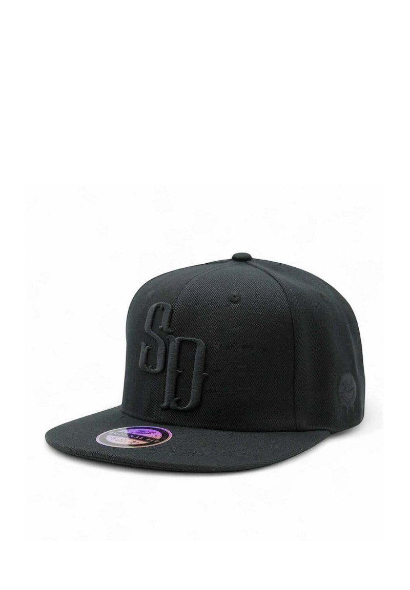 Musta baseball-lippalakki, joka on valmistettu teksturoidusta kankaasta ja jossa on kohokuvioitu "SD"-logo edessä ja pyöreä logo sivulla. Suora lippa.