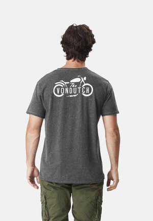 T-shirt à manches courtes, gris charcoal, avec un graphique blanc d'une moto et le mot "VON DUTCH" au dos. Matériau en mélange de coton.