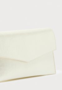 Λευκή φάκελος τσάντα από δέρμα με εμφανείς ραφές και τριγωνικό κλείσιμο με καπάκι σε απλό φόντο.