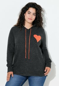 Sweat à capuche gris en tissu doux avec manches longues, doté d'un cordon de serrage orange et d'un motif de cœur orange sur le côté gauche.