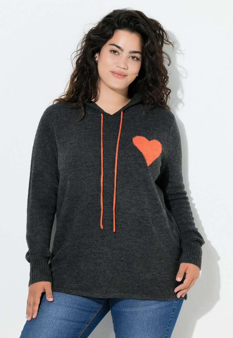 Sweat à capuche gris en tissu doux avec manches longues, doté d'un cordon de serrage orange et d'un motif de cœur orange sur le côté gauche.