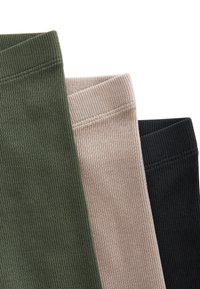 Drei Paare gerippte Leggings in Olivgrün, Beige und Schwarz. Jedes verfügt über einen elastischen Bund und eine weiche Textur.