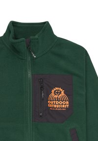 Zelená fleecová bunda s vysokým golierom, čiernou vreckom na hrudi, oranžovým logom a zipsovým uzáverom. Mäkká textúra, neformálny dizajn.