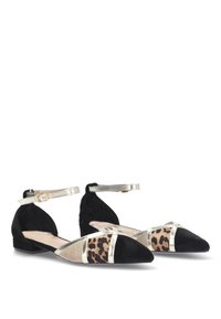 Bailarinas negras y beige con panel de estampado de leopardo, detalles metálicos, puntera puntiaguda, correas en los tobillos y materiales texturizados para contraste.