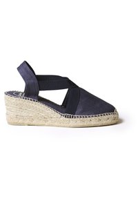 Námořnické modré espadrilové klínové sandály s překříženými textilními popruhy, kulatou špičkou a tkanou jutovou podrážkou. Výška klínu přibližně 5 cm.
