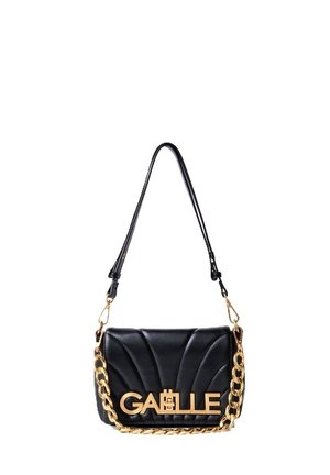 Borsa a tracolla in pelle trapuntata nera con catena dorata. Presenta un grande logo dorato, una superficie liscia e una forma strutturata.