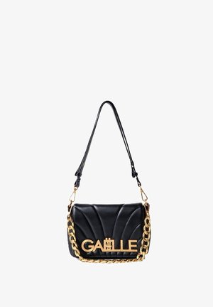 Borsa a tracolla in pelle trapuntata nera con catena dorata. Presenta un grande logo dorato, una superficie liscia e una forma strutturata.