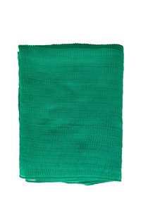 Grön plisserad tygkvadrat, tillverkad av lätt material, med horisontell ribbad textur och vågiga kanter.