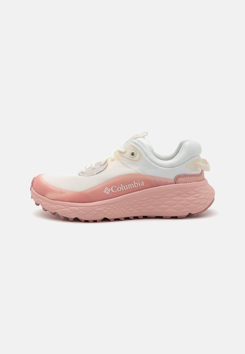 Columbia dames hardloopschoen, met een witte textiele bovenkant, een roze rubberen zool, gestructureerde accenten en een logo aan de zijkant.