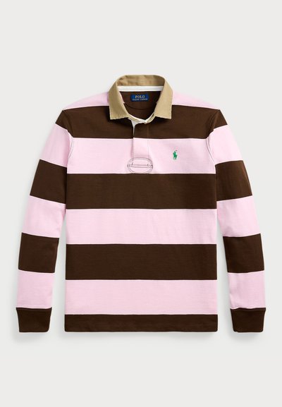 Brun og rosa stripete langermet polo skjorte med en beige krage; har en grønn logo på venstre bryst og en brodert knappestolpe.