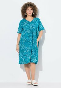 Un vestido turquesa con mangas cortas, escote en forma de V y un gran patrón de hojas. Cuenta con bolsillos laterales y está hecho de una tela ligera.