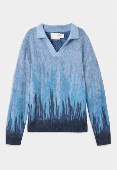 Pull col en V avec un col, fabriqué en tissu dégradé bleu doux, présentant un design texturé avec des accents bleu foncé au niveau de l'ourlet.