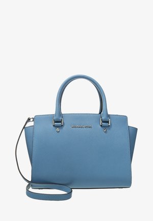 Sac à main bleu Michael Kors avec deux poignées et une bandoulière amovible, cuir texturé et détails métalliques argentés.