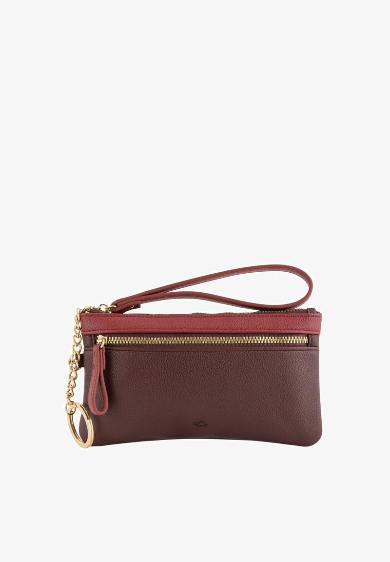 Rode leren clutch met een textuurafwerking, voorzien van een gouden rits, kettinghengsel en een polsband voor extra draaggemak.