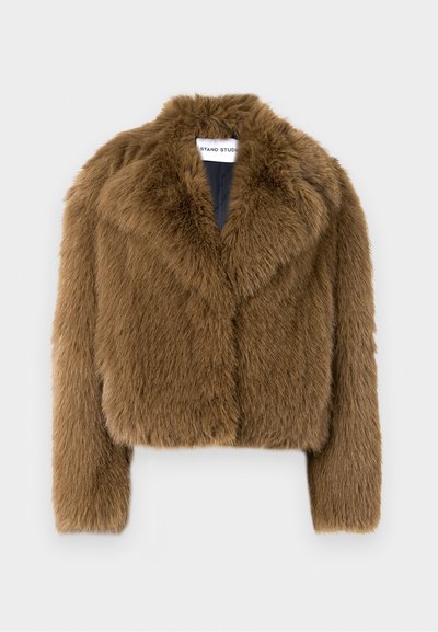 Καφέ κοντό μπουφάν από ψεύτικη γούνα με φαρδιά γιακά και μακριά μανίκια, παρουσιάζεται πάνω σε λευκό φόντο.