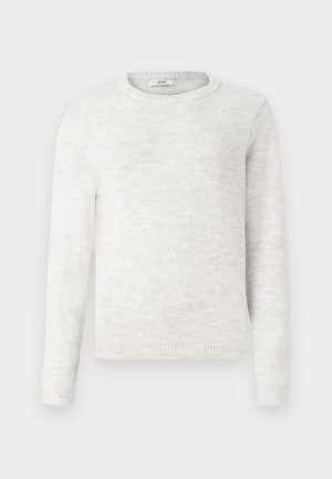 Myk hvit genser med rund hals, lange ermer og ribbestrikkede mansjetter, nederkant og krage vist på en enkel bakgrunn.