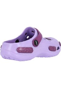 Zoccolo viola con finitura glitterata, dotato di una fascia viola più scura e fori di ventilazione. Materiale leggero con suola testurizzata per una presa migliore.