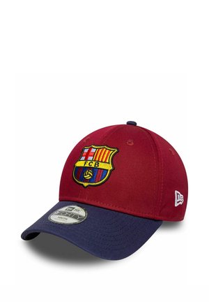 Czerwona i niebieska młodzieżowa czapka bejsbolowa z herbem FC Barcelona z przodu, logo New Era po boku oraz widoczną naklejką na daszku.