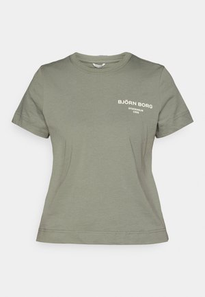 Λαδί βαμβακερό t-shirt με στρογγυλή λαιμόκοψη, κοντά μανίκια και λευκό λογότυπο "BJÖRN BORG STOCKHOLM 1956" στο στήθος.