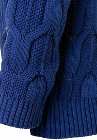 Pull en maille bleu marine avec un design texturé à torsades, présentant des poignets et un ourlet côtelés, et une combinaison de mailles ouvertes et fermées.