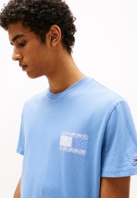 Tommy Jeans FLAG TEE UNISEX - Print T-shirt - colorado blue