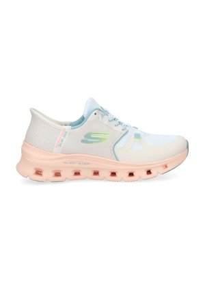 Zapatilla deportiva ligera de color blanco y rosa pastel con parte superior de malla transpirable, suela acolchada y logo "S" de Skechers en el lateral.
