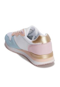 Scarpa sportiva con mesh e suede in bianco, azzurro chiaro e rosa pastello; dettaglio dorato sul tallone; design con lacci; suola testurizzata.