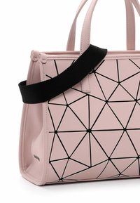 Geometrische Handtasche aus weichem pinkfarbenem Material mit schwarzen Dreiecks-Mustern, doppelten Griffen und einem abnehmbaren schwarzen Schultergurt.