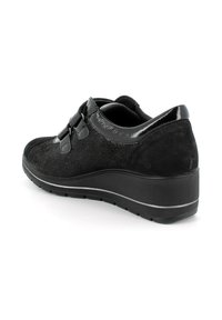 Scarpe con tacco a cuneo nere con un motivo testurizzato sui lati, dettagli lucidi e suola in gomma, caratterizzate da una fibbia decorativa sulla parte anteriore.