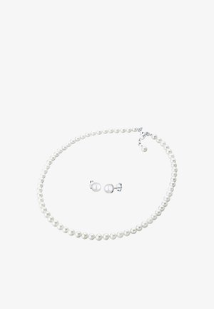 Hvid perlekæde med en sølvlås og matchende perle-ørestikkere, der har glatte, runde perler arrangeret jævnt.