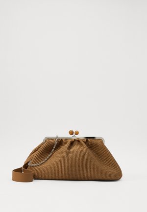 Bruine geweven clutch tas met een geplooid ontwerp, metalen sluiting, twee houten kralen en een afneembare kettingriem. Glooiende textuur en compacte vorm.