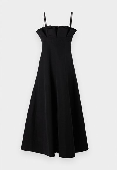 Vestido preto em linha A com alças finas, apresentando uma gola plissada estruturada e uma silhueta fluida até ao chão. Textura suave.