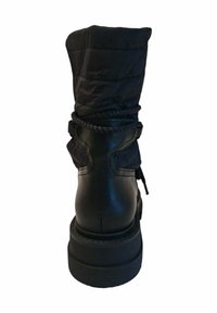 Botín negro con un eje acolchado y acolchado, tacón de cuero y suela texturizada, con una pestaña lateral para tirar y detalle de cordones.