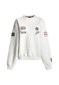 Λευκό φούτερ με λαιμόκοψη τύπου crewneck, με μπαλώματα και κείμενα με θέμα τον μηχανοκίνητο αθλητισμό, όπως «Racing Gear», «Competing Since 2004» και «Oracle Red Bull Racing».